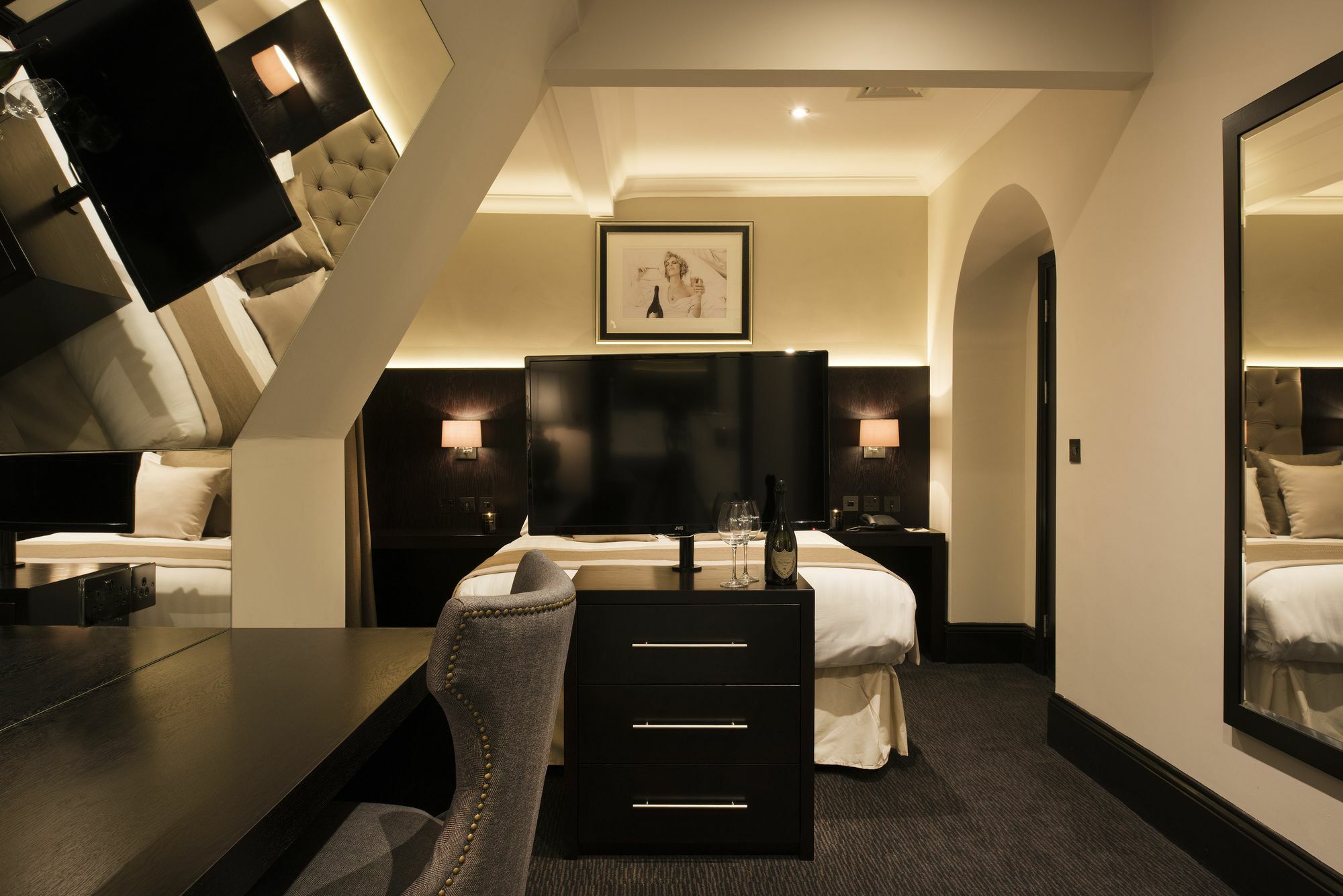The Vermont Aparthotel Нюкасъл ъпон Тайн Екстериор снимка